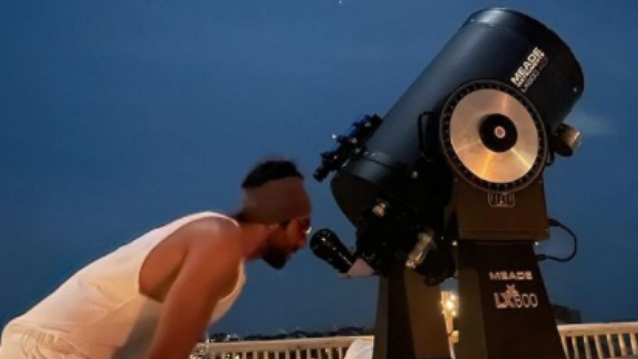 Ayushmann Khurranaને ટેલિસ્કોપથી ચંદ્ર જોવો પડ્યો ભારે, એક યુઝરે કહ્યું - સુશાંતની ના કરો કોપી ...
