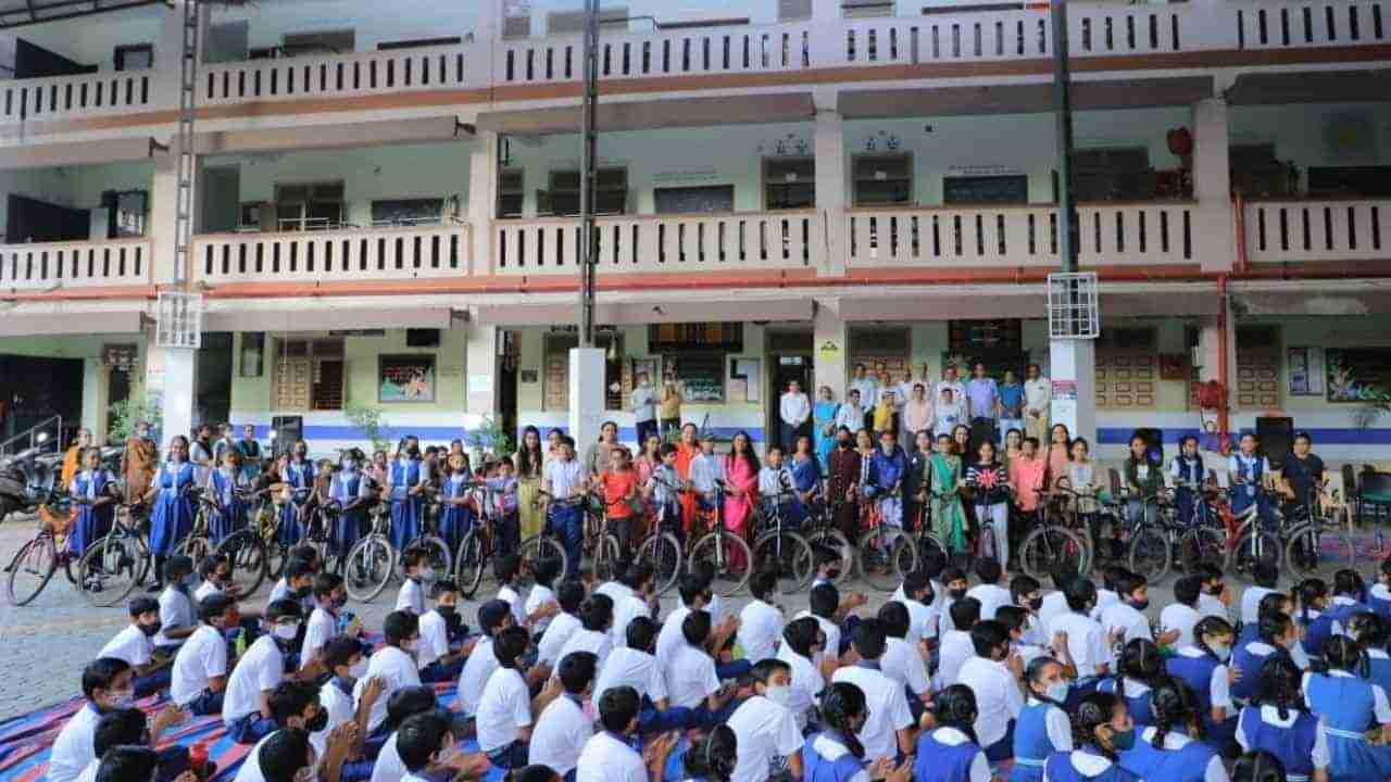 Surat: સાઈકલ રીસાઈકલ પ્રોજેક્ટ અંતર્ગત જરૂરિયાતમંદ વિદ્યાર્થીઓને દિવાળીની ભેટમાં અપાઈ 35 સાઈકલ