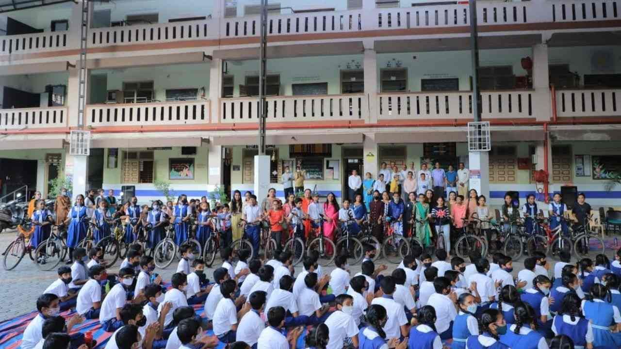 Surat: 'સાઈકલ રીસાઈકલ પ્રોજેક્ટ' અંતર્ગત જરૂરિયાતમંદ વિદ્યાર્થીઓને દિવાળીની ભેટમાં અપાઈ 35 સાઈકલ