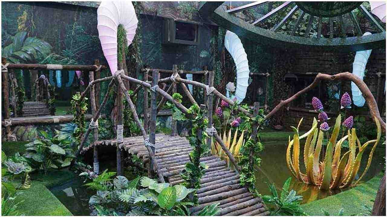 ઘરનો બગીચો વિસ્તાર જંગલ જેવો છે જેમાં વૃક્ષો, ઘાસ અને ઝાડ સાથે જોડાયેલા ઝૂલા છે. આ સાથે, ત્યાં એક ગુપ્ત દરવાજો પણ છે. બની શકે કે આ ગુપ્ત દ્વાર સ્પર્ધકોને બહાર કાઢવામાં આવે અથવા કોઈ આના દ્વારા પ્રવેશ કરી શકે.