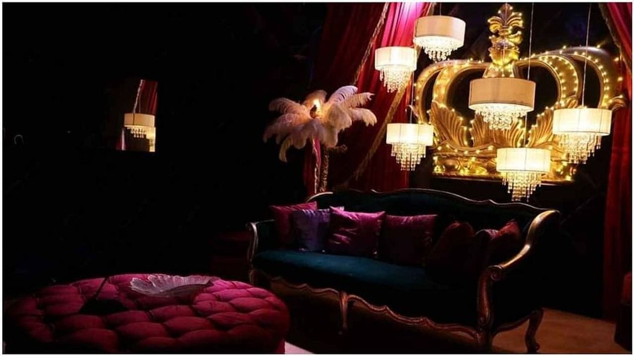 લિવિંગ રૂમ અને રસોડા સુધીના વિસ્તારમાં તમને જંગલની અનુભૂતિ થશે. બાથરૂમમાં પણ તમે વાંસની સજાવટ જોશો.