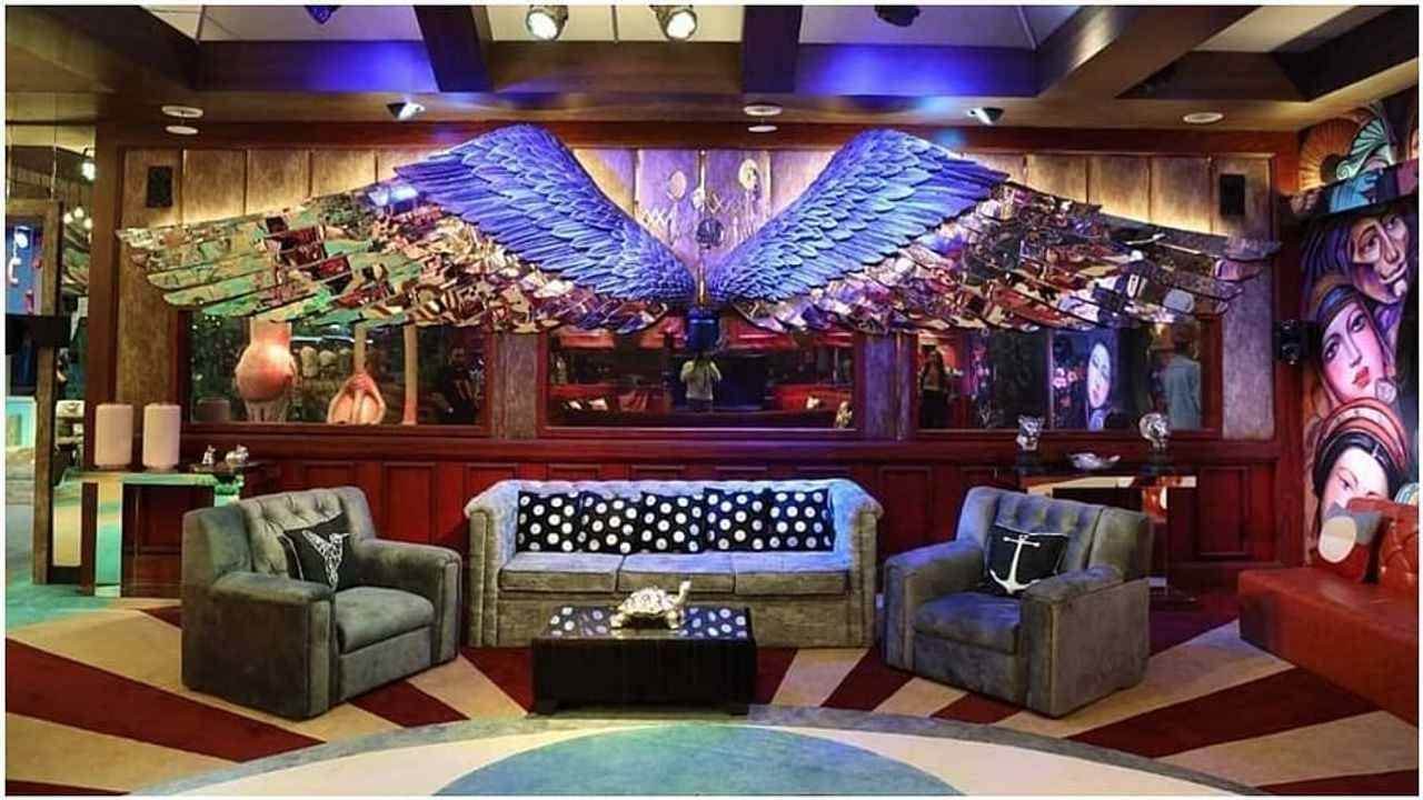 લિવિંગ એરિયાની સાઇડમાં એક મોટું ક્રાઉન સીલિંગ અટેચ્ડ છે. લિવિંગ રૂમ અને બેડરૂમમાં પીછા જેવી રચનાઓ છે. સ્પર્ધકોને ચોક્કસપણે આ ઘરમાં આનંદ આવશે.