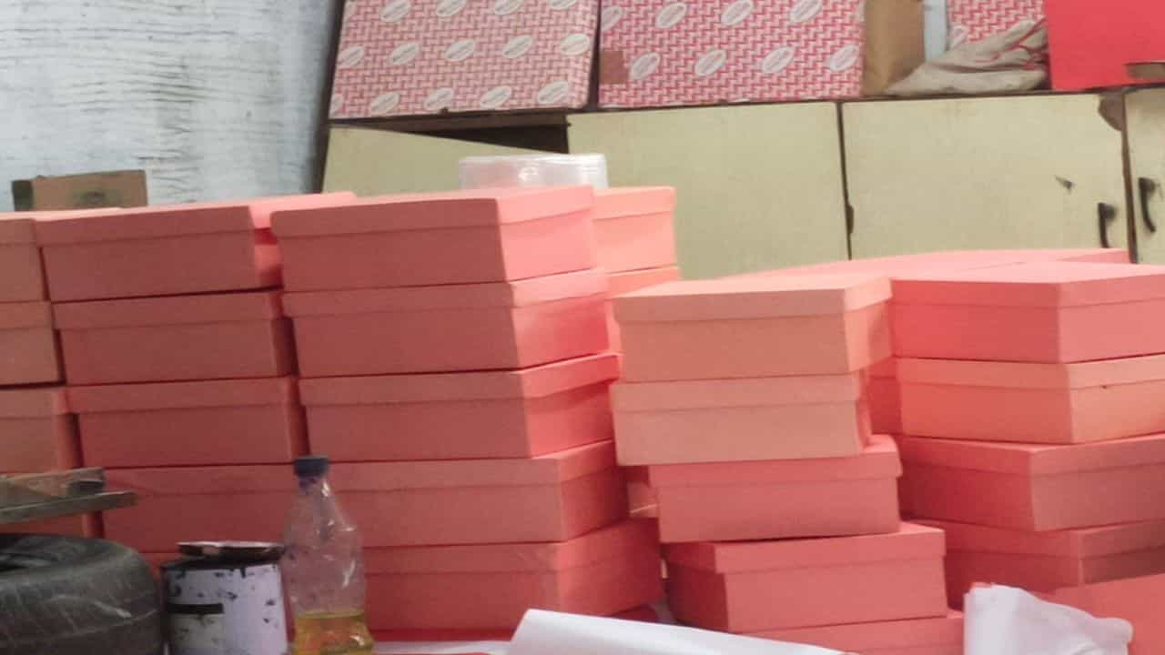 Surat : દિવાળી આવતા જ ગિફ્ટ પેકેટના બજારમાં તેજી, લેધર અને જ્યૂટના બોક્સની ડિમાન્ડ વધી