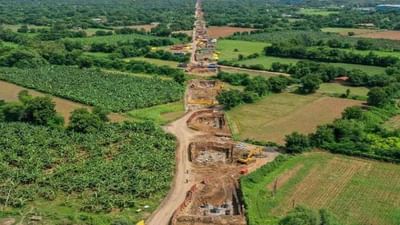 મુંબઈ અમદાવાદ હાઈ સ્પીડ રેલ કોરિડોરનું કામ ઝડપથી ચાલી રહ્યું છે. ગુજરાતના આણંદમાં રેલવે લાઈન બનાવવા માટે ઘણા સમય પહેલા કામ શરૂ થઈ ગયું છે. હમણાં, લાઇન બનાવવા માટે પાઇલ અને પાઇલ કેપનું કામ ઝડપથી ચાલી રહ્યું છે. આણંદના અનેક સ્થળોએ એક સાથે ખોદકામ ચાલી રહ્યું છે. રેલવે મંત્રાલયે ખોદકામ અને બુલેટ ટ્રેનના કાર્યોની વિગત આપતા ટ્વિટ કર્યું છે. તસવીરમાં સ્પષ્ટ જોઈ શકાય છે કે કામ કેટલી ઝડપે ચાલી રહ્યું છે અને થાંભલાનું સુધી કામ પહોંચી ગયું છે.