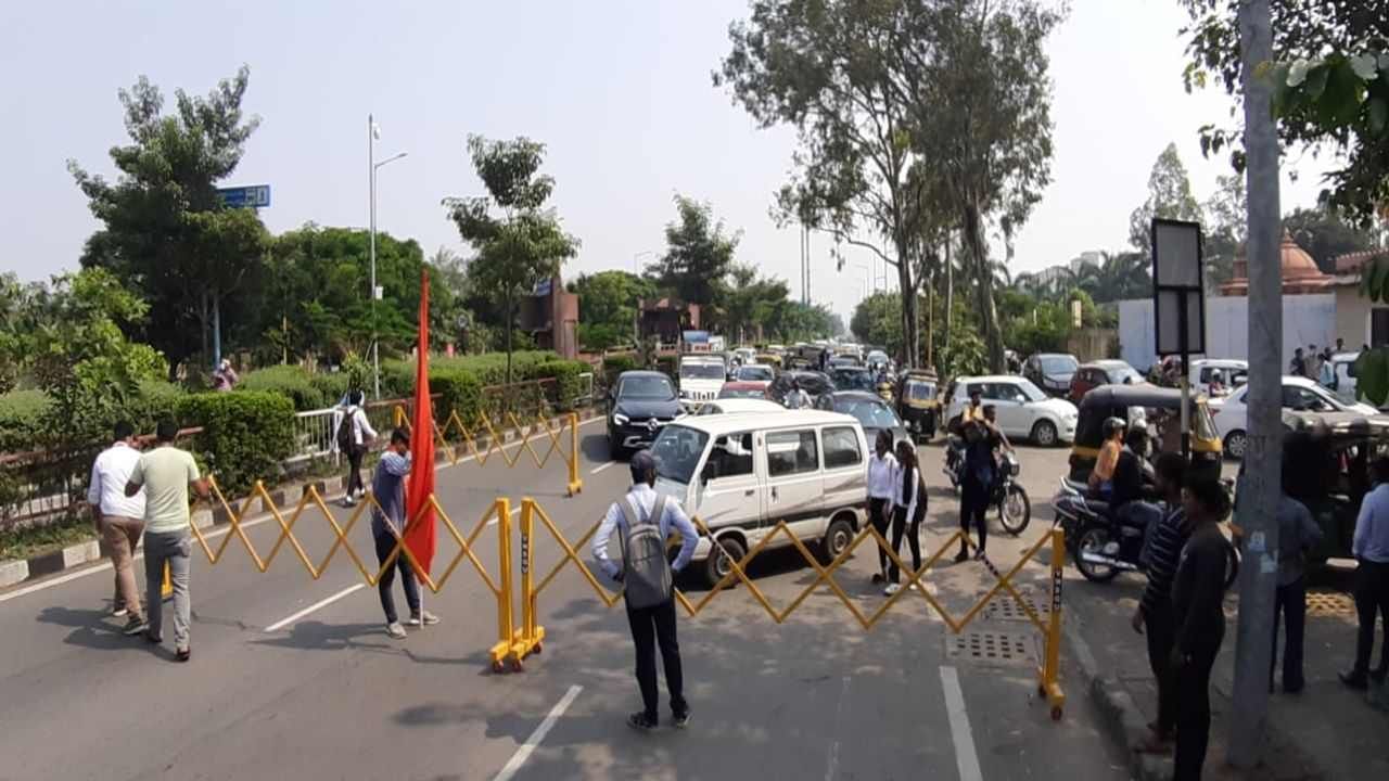 Surat : યુનિવર્સીટી ગરબા મહોત્સવ વિવાદ : વિદ્યાર્થીઓએ પીક અવર્સમાં જ કર્યો ચક્કાજામ