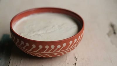 ઘણીવાર એવું સાંભળવા મળે છે કે છાશ પીવા કરતાં દહીં વધુ સારું છે. જોકે દહીં અને છાશમાં બહુ ફરક નથી, દહીંમાં માત્ર પાણી ઉમેરવામાં આવે છે. તો સવાલ એ છે કે જો દહીંમાં માત્ર પાણી ભેળવવામાં આવે તો શું થાય છે કે છાશ સ્વાસ્થ્ય માટે ખૂબ ફાયદાકારક બને છે. ચાલો તેની સાથે જોડાયેલી દરેક વસ્તુ જાણીએ જેથી તમે સમજી શકશો કે દહીં કરતાં છાશ તમારા માટે વધુ ફાયદાકારક કેમ છે?