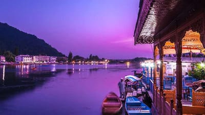 Floating Theatre in Dal : 'કાશ્મીર કી કલી'નો રોમાંસ Dal Lake માં જોવા મળ્યો, બોટમાં બેસીને પ્રવાસીઓએ ફિલ્મ જોઈ, જુઓ Video