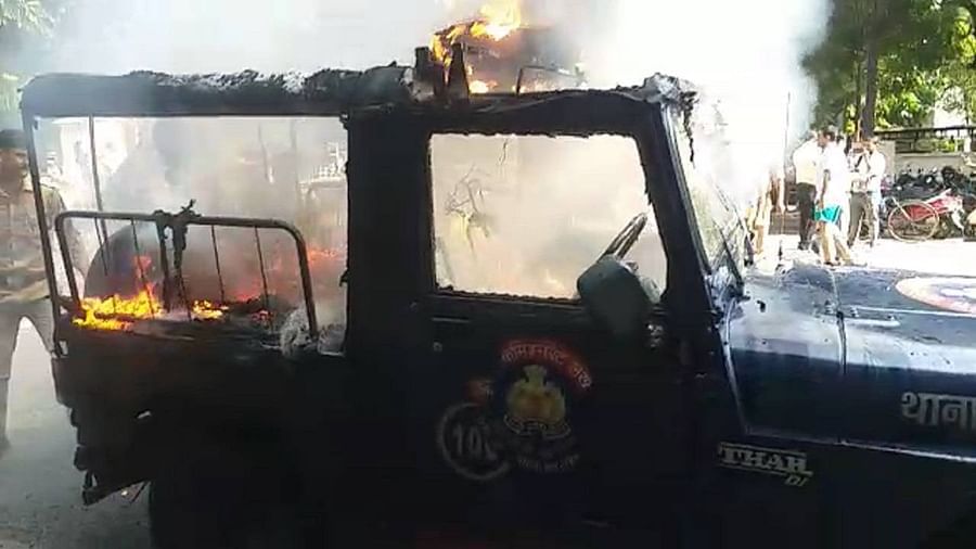 UP Lakhimpur Violence Update : અખિલેશ યાદવની લખમપુર હિંસાના વિરોધમાં ધરપકડ, લખનૌમાં પ્રદર્શનકારીઓએ પોલીસ વાહનમાં આગ લગાવી