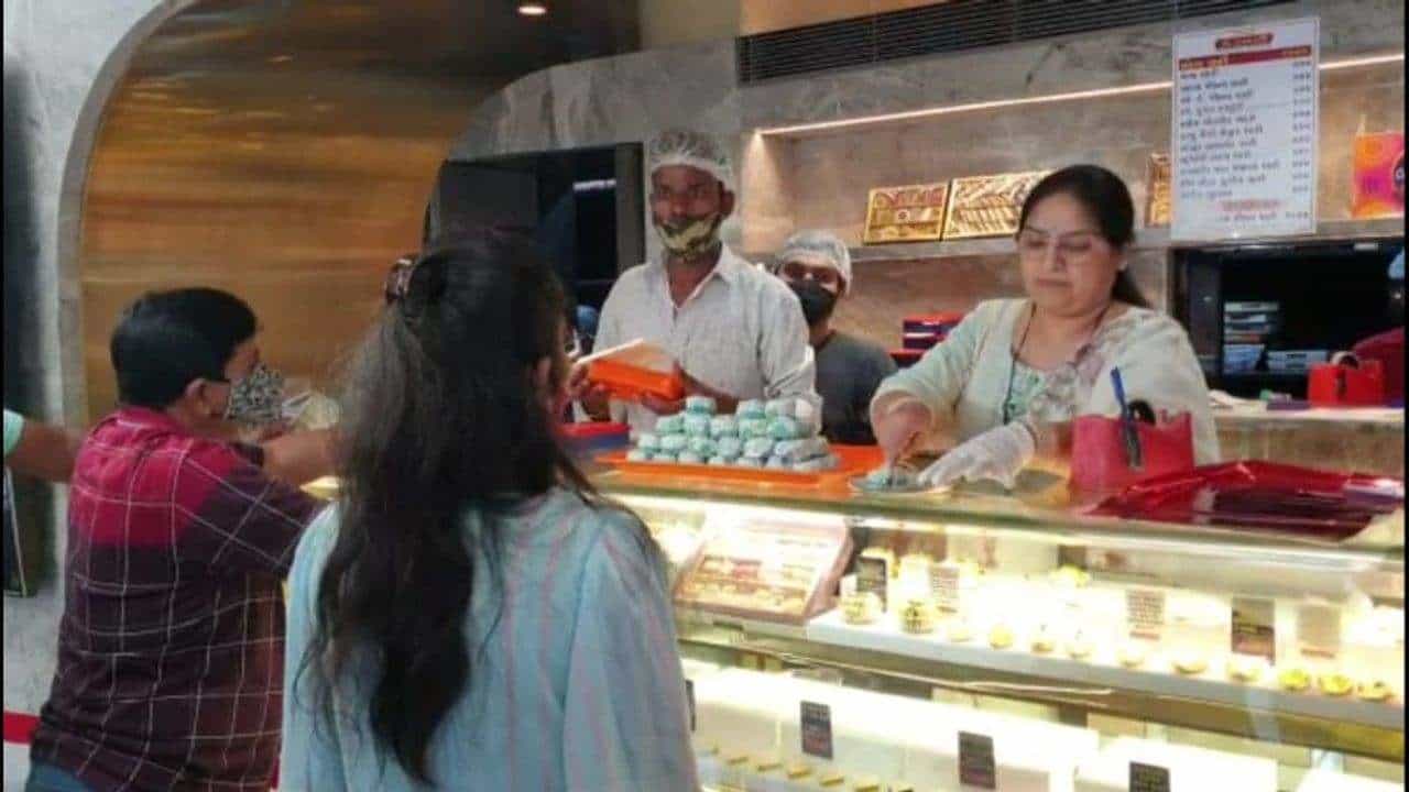 Surat : આ ચંદની પડવા પર સુરતીઓ 150 ટન કરતા વધુ ઘારી-ભૂંસુ ઝાપટી જશે