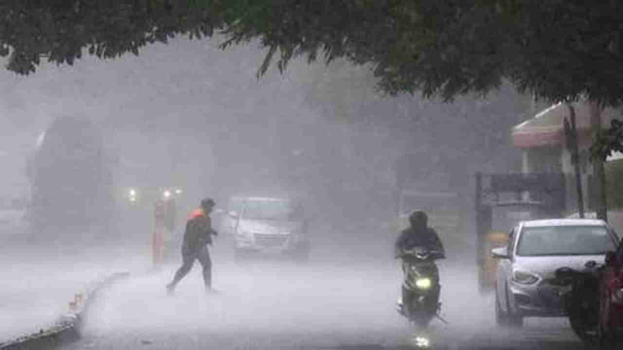 Heavy rain : બેંગલુરુ એરપોર્ટ મુશળધાર વરસાદથી ડુબ્યું, ફ્લાઇટ પકડવા મુસાફરોએ ટ્રેક્ટરની સવારી કરી