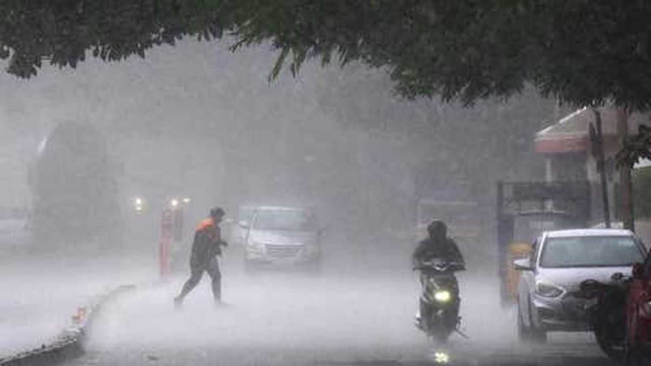 Heavy rain : બેંગલુરુ એરપોર્ટ મુશળધાર વરસાદથી ડુબ્યું, ફ્લાઇટ પકડવા મુસાફરોએ ટ્રેક્ટરની સવારી કરી