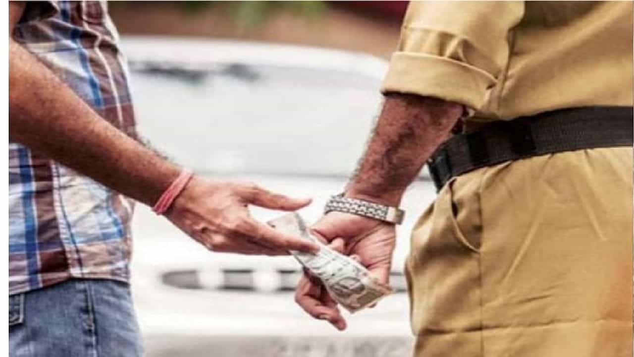 જાણો સરકારી કર્મચારીઓના ઘરેથી કેવી રીતે મળી આવે છે કરોડો રૂપિયા