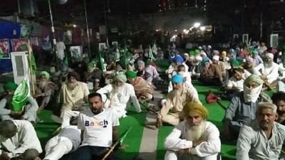 Farmers Protest: હરિયાણા-દિલ્હીની ટીકરી બોર્ડર પર મોડી રાત સુધી ખેડૂતોનો હંગામો, પોલીસ રસ્તો ખોલે તે પહેલા JCB આડે સૂતા ખેડૂતો