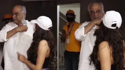 બોની કપૂરે ફોટો પડાવવા માટે દુર કર્યું માસ્ક, Janhvi Kapoorએ બધાની સામે આવી રીતે લગાવી ક્લાસ, જુઓ વીડિયો