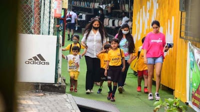 જેનેલિયા તેમના બાળકો સાથે બાંદ્રામાં જોવા મળી હતી. 
