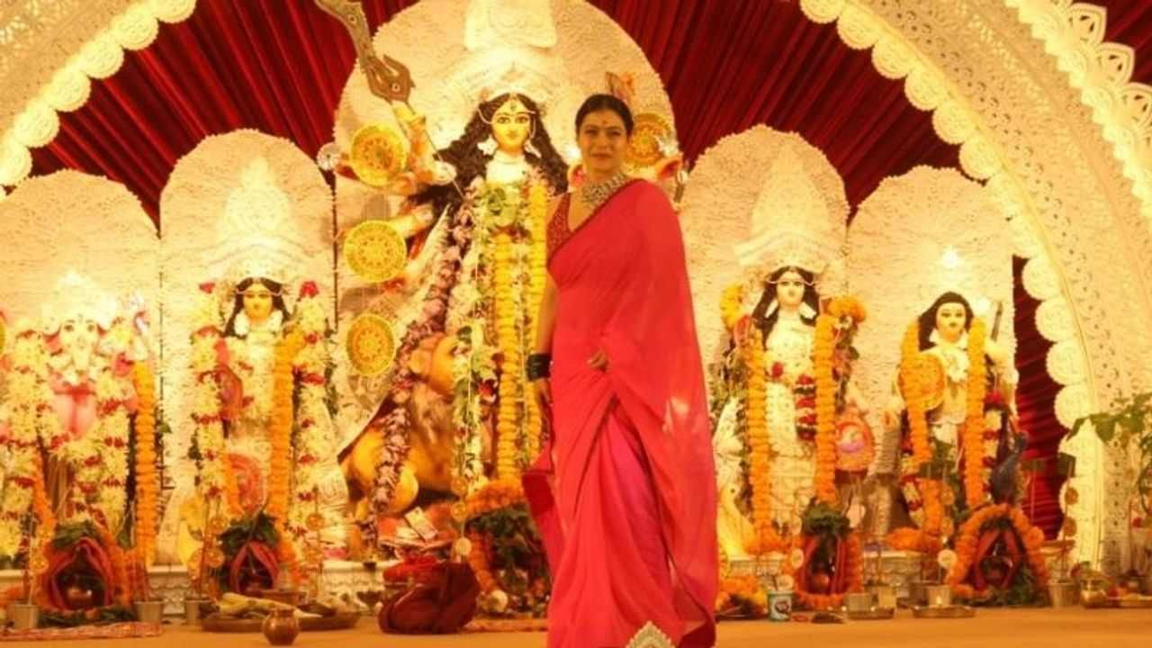 દુર્ગા પૂજા (Durga Puja) ના કેલેન્ડર મુજબ, આજે એટલે કે મંગળવારે, મહા સપ્તમી (Maha Saptami)ની સર્વત્ર ધુમ છે. સામાન્ય લોકોથી લઈને પ્રખ્યાત હસ્તીઓ પણ મહા સપ્તમી નિમિત્તે ઉજવણીમાં ડૂબેલા જોવા મળ્યા હતા. મહા સપ્તમીના તહેવારને કેવી રીતે ભવ્ય બનાવવો તે અભિનેત્રી કાજોલ (Kajol) થી વધુ સારી રીતે કોણ જાણે છે. કાજોલ મુંબઈમાં દર વર્ષે યોજાતી સપ્તમી પૂજામાં ભાગ લે છે. આજે પણ કાજોલે દુર્ગા પૂજામાં હાજરી આપી હતી.