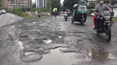 Surat : બે દિવસમાં 800 ટન કરતા વધુ ડામર વાપરીને રસ્તા રીપેર કરાયા પણ ફરી વરસાદ પડતા પરિસ્થિતિ જૈસે થે વૈસે