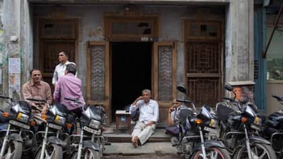 Surat : મેટ્રો કોરિડોર માટે મહિધરપુરાના 51 પરિવારોને મકાન-દુકાન ખાલી કરવા નોટિસ, ન મળશે કોઈ વળતર કે ન મળશે આવાસ