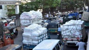 Surat : દિવાળી પહેલા કાપડ બજારમાં દિવાળી જેવો માહોલ, રોજની 400 ટ્રક અન્ય રાજ્યોમાં રવાના