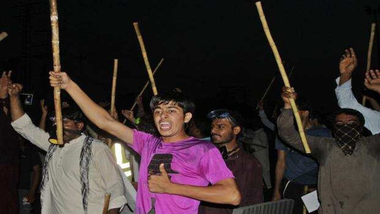 Pakistan News: લાહોરમાં રેલી દરમિયાન ભભૂકી ઉઠી હિંસા, 2500 ટીયર ગેસના સેલ છોડયા, 2 પોલીસકર્મી સહિત 6ના મોત