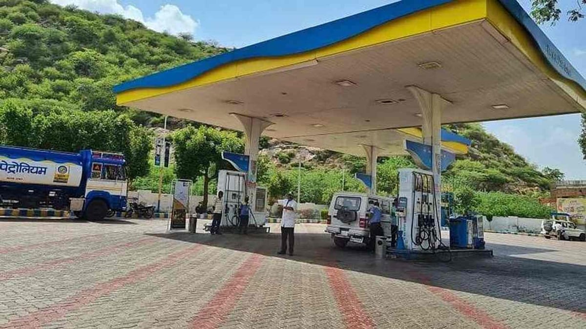 મોંઘવારીનો માર : પેટ્રોલ-ડીઝલના ભાવમાં સતત વધારો, ચાર દિવસમાં દોઢ રૂપિયા વધીને એક લિટરે ભાવ રૂ. 111.17 પહોંચ્યો