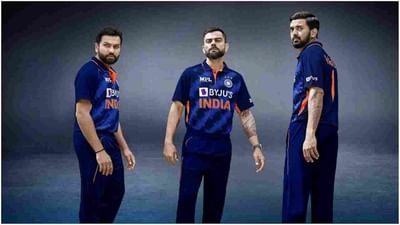 T20 વર્લ્ડ કપ 2021 (T20 World Cup 2021) માટે ટીમ ઈન્ડિયા (Team India) ની તૈયારીઓ પાકી થઈ ગઈ છે. આનો પુરાવો વોર્મ અપ મેચમાં પણ જોવા મળ્યો હતો. ભારતે પહેલા ઈંગ્લેન્ડને આસાનીથી હરાવ્યું અને પછી બુધવારે તેઓએ ઓસ્ટ્રેલિયાને પણ ધોઈ નાખ્યું હતુ. સારી વાત એ છે, કે ભારતીય ટીમના મુખ્ય બેટ્સમેનોના બેટ રંગમાં છે. કેએલ રાહુલે IPL 2021 નું પોતાનું ફોર્મ જાળવી રાખ્યું છે અને રોહિત શર્મા (Rohit Sharma) એ ઓસ્ટ્રેલિયા સામે અડધી સદી ફટકારીને શુભ સંકેતો આપ્યા છે. ભારતે બોલિંગમાં પણ ઘણા સકારાત્મક પરિણામો પ્રાપ્ત કર્યા છે. સારા પ્રદર્શન બાદ પણ હવે ભારતીય ટીમની સામે અનેક સમસ્યાઓ પેદા થઇ ચૂકી છે. 