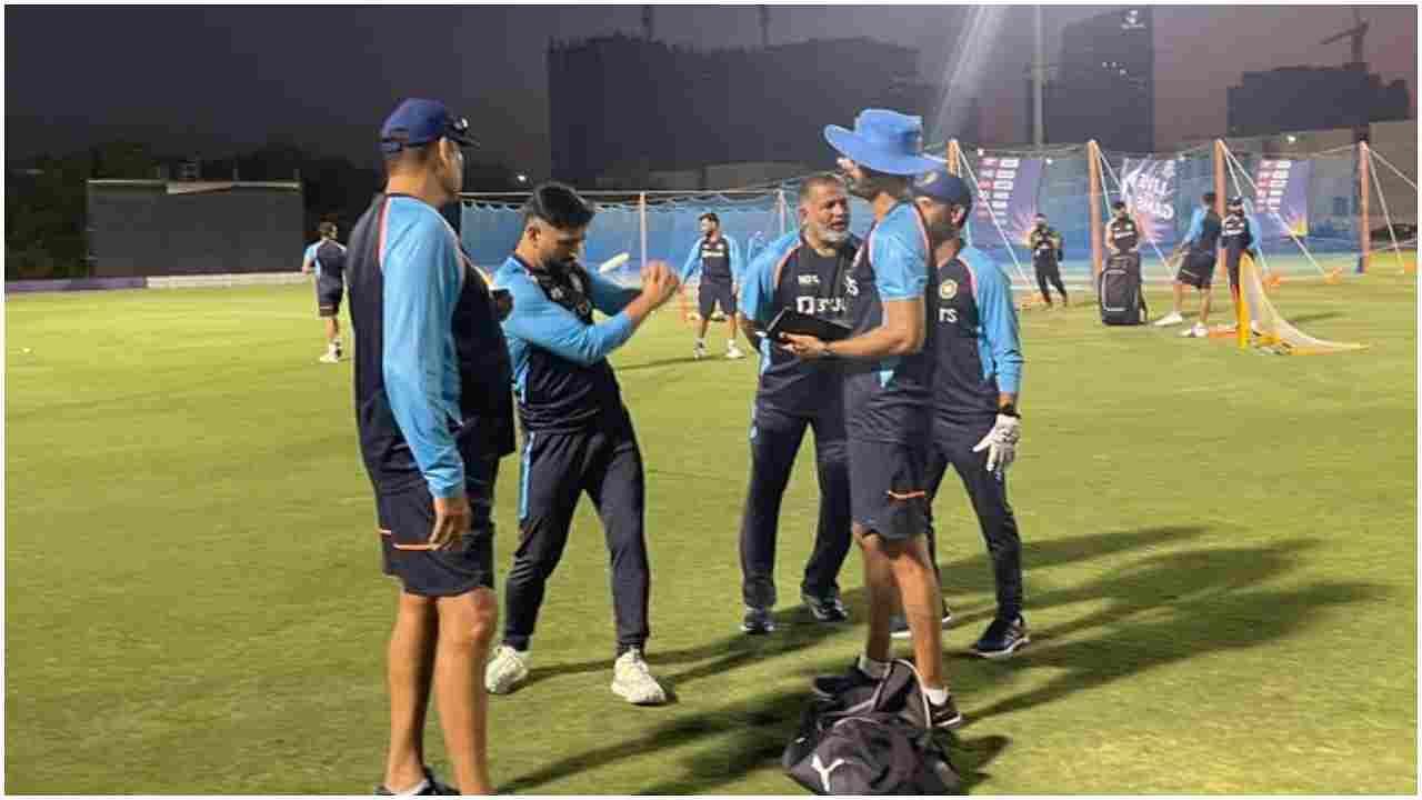 T20 World Cup 2021: ધોનીએ મેન્ટોરની કમાન સંભાળતાની સાથે જ એક્શનમાં, પહેલા જ દિવસે ટીમ ઇન્ડિયાના સપોર્ટ સ્ટાફનો ક્લાસ લીધો !