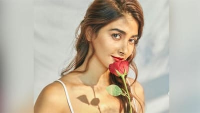 અભિનેત્રી પૂજા હેગડેએ પોતાના ગ્લેમર સાથે ઇન્ડસ્ટ્રીમાં પ્રવેશ કર્યો હતો. હવે પૂજા હેગડેએ ગ્લેમર અને અભિનયથી ઇન્ડસ્ટ્રીમાં પોતાની અલગ ઓળખ બનાવી છે. આજે પૂજા હેગડેનો 31 મો જન્મદિવસ છે  (Pooja Hegde 31st Birthday).પૂજાના જન્મદિવસ નિમિત્તે આજે તેની સાથે જોડાયેલી કેટલીક રસપ્રદ હકીકતો વિશે વાત કરીએ.