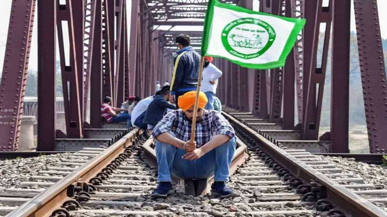 રાજ્યકક્ષાના ગૃહપ્રધાન અજય મિશ્રાને પ્રધાનમંડળમાંથી પડતા મુકવાની માંગ સાથે ખેડૂતોનું રેલ રોકો આંદોલન