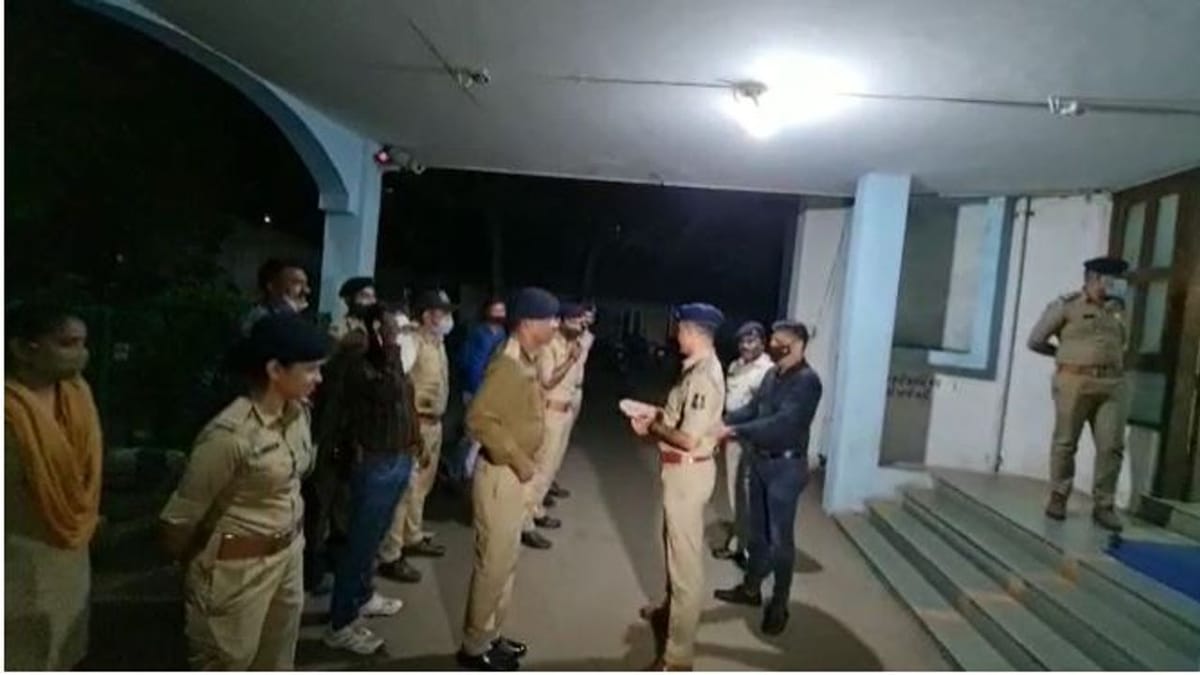 રાજકોટમાં પોલીસ પરિવારમાં દિવાળી પૂર્વે દિવાળી જેવો માહોલ, સરકારની સમિતિ બનાવવાની જાહેરાતની ઉજવણી