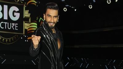 રણવીર સિંહ તેમના ટીવી શો ધ બિગ પિક્ચરના સ્ટેજ પર ખૂબ જ અનોખી સ્ટાઇલમાં દેખાયા હતા. રણવીર બ્લેક કલરનું શૂટ પહેરીને ફોટોગ્રાફરો માટે પોઝ આપી રહ્યો હતો. તેમનો શો ધીમે ધીમે ખૂબ જ લોકપ્રિય બની રહ્યો છે.