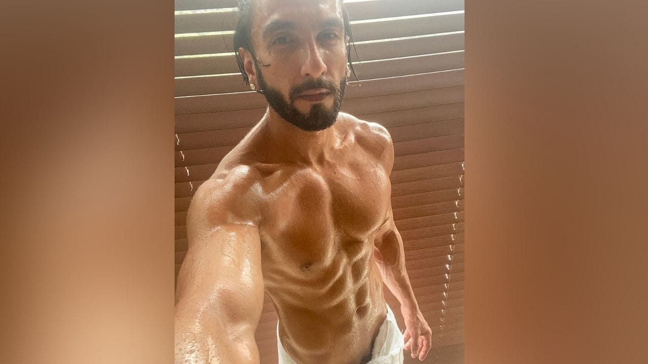 Ranveer Singhએ શર્ટલેસ સેલ્ફી શેર કરીને ઉડાવ્યા બધાના હોશ, ચાહકોએ કહ્યું- દીપુ આસપાસ છે ક્યાંક
