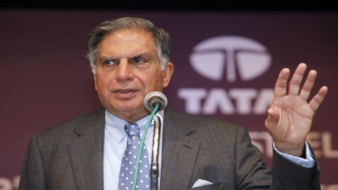 એર ઇન્ડિયા (Air India)ની 68 વર્ષ પછી TATA GROUP માં પરત ફરવાની દિલે ફરી Ratan Tata ને ચર્ચામાં લાવી દીધા છે. એવું કહેવામાં આવે છે કે જો સખત મહેનત સંપૂર્ણ સમર્પણ સાથે કરવામાં આવે તો વિજય નિશ્ચિત છે અને તેનું સૌથી મોટું અને શ્રેષ્ઠ ઉદાહરણ દેશના દિગ્ગ્જ ઉદ્યોગપતિ એક રતન ટાટા છે. રતન ટાટાએ ટાટા ગ્રુપને ન માત્ર ઉંચાઈ ઉપર બિરાજમાન કર્યું  પરંતુ આજે ટાટા ગ્રુપ વિશ્વભરમાં જાણીતું બન્યું છે. ટાટા ગ્રુપ હેઠળ ઘણી કંપનીઓ છે જે વિવિધ પ્રકારના વ્યવસાય કરે છે. બીજી બાજુ જો આપણે રતન ટાટાની વાત કરીએ તો તેમણે પોતાના વ્યવસાયને સફળ બનાવવા માટે સખત મહેનત કરી છે. આજે રતન ટાટા સખ્ત પરિશ્રમ અને વૈભવી જીવન જીવવા માટે જાણીતા છે . તેમની પાસે ઘણી વૈભવી કાર અને બંગલા છે તો સુવિધાની કોઈ કમી નથી. તો ચાલો જાણીએ રતન ટાટાની જીવનશૈલી વિશે. 
