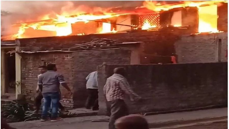 પત્ની સાથે ઝઘડો થયો તો પોતાના જ ઘરને લગાવી દીધી આગ, નજીકના 10 મકાનો પણ બળીને થયા રાખ, જુઓ VIDEO