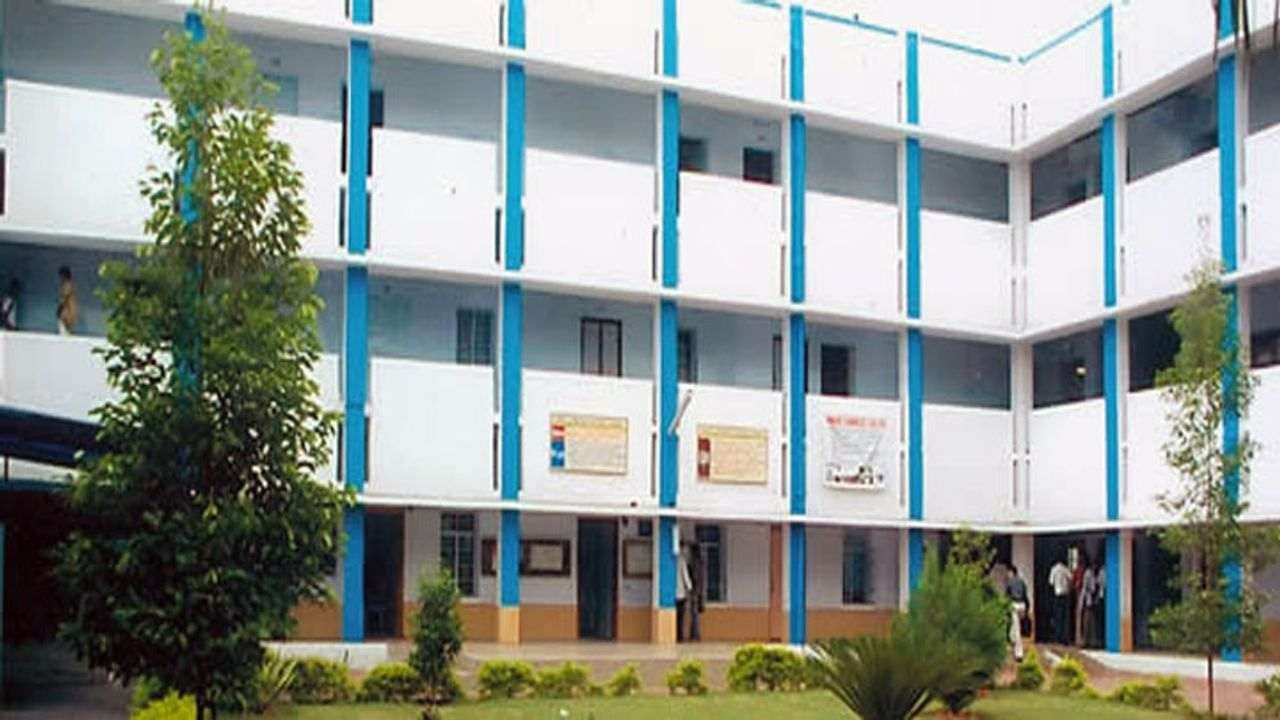 Surat : સુરત જિલ્લામાં ચાલતી 8 ખાનગી શાળાઓ બંધ કરાવવામાં આવી