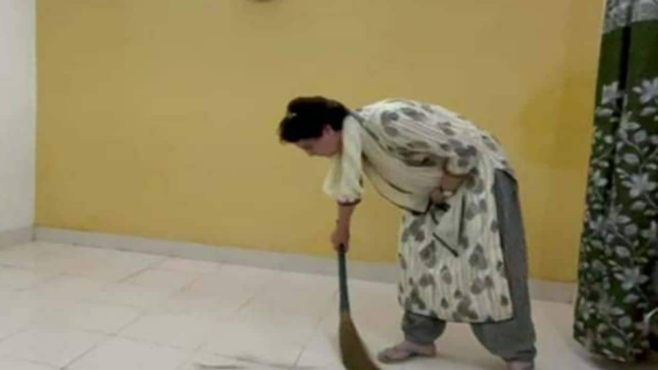 અટકાયત બાદ પ્રિયંકા ગાંધી સ્વચ્છતા અભિયાનમાં વ્યસ્ત ! કસ્ટડીમાં રાખવામાં આવેલા રૂમની કરી રહી છે સફાઈ, જુઓ Video