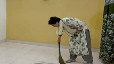 અટકાયત બાદ પ્રિયંકા ગાંધી સ્વચ્છતા અભિયાનમાં વ્યસ્ત ! કસ્ટડીમાં રાખવામાં આવેલા રૂમની કરી રહી છે સફાઈ, જુઓ Video અટકાયત બાદ પ્રિયંકા ગાંધી સ્વચ્છતા અભિયાનમાં વ્યસ્ત ! કસ્ટડીમાં રાખવામાં આવેલા રૂમની કરી રહી છે સફાઈ, જુઓ Video