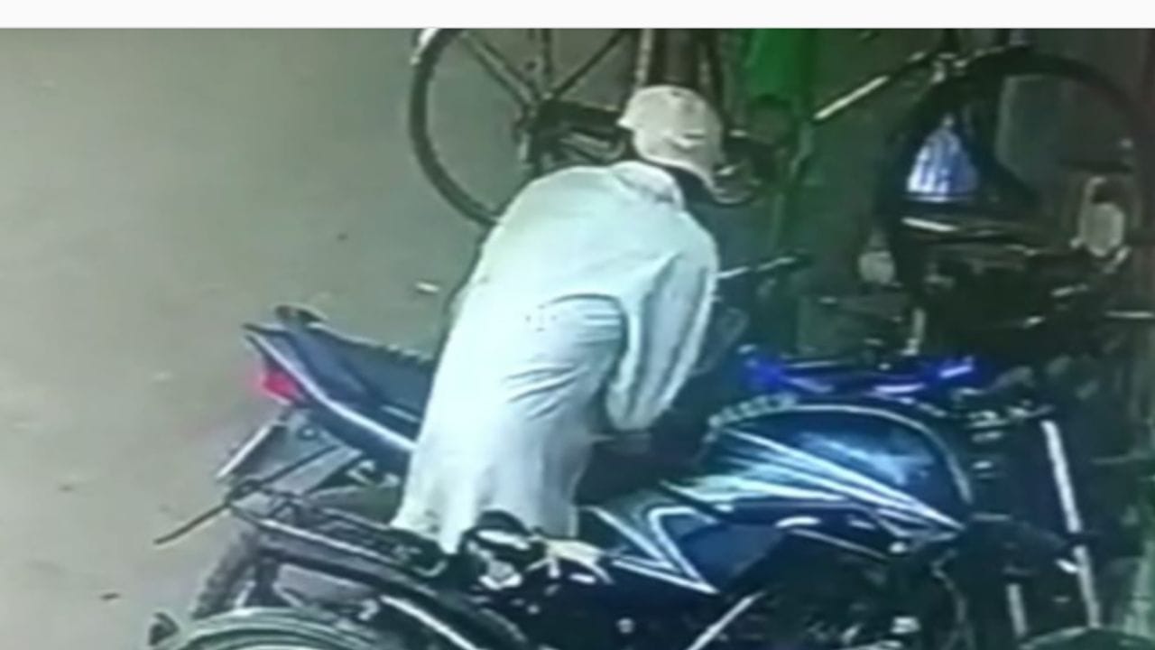 Viral Video : તક જોઈને આ ચોરે કરી હાથની સફાઈ, આ પ્રોફેશનલ ચોરની ચાલાકી જોઈને તમે પણ દંગ રહી જશો