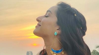 બોલિવૂડ અભિનેત્રી શ્રદ્ધા કપૂર તેના ચાહકોના દિલ પર રાજ કરે છે. અભિનયની સાથે સાથે શ્રદ્ધા કપૂર તેની સુંદરતા માટે પણ જાણીતી છે. તાજેતરમાં જ શ્રદ્ધાએ કેટલીક સુંદર તસ્વીરો શેર કરી છે.
