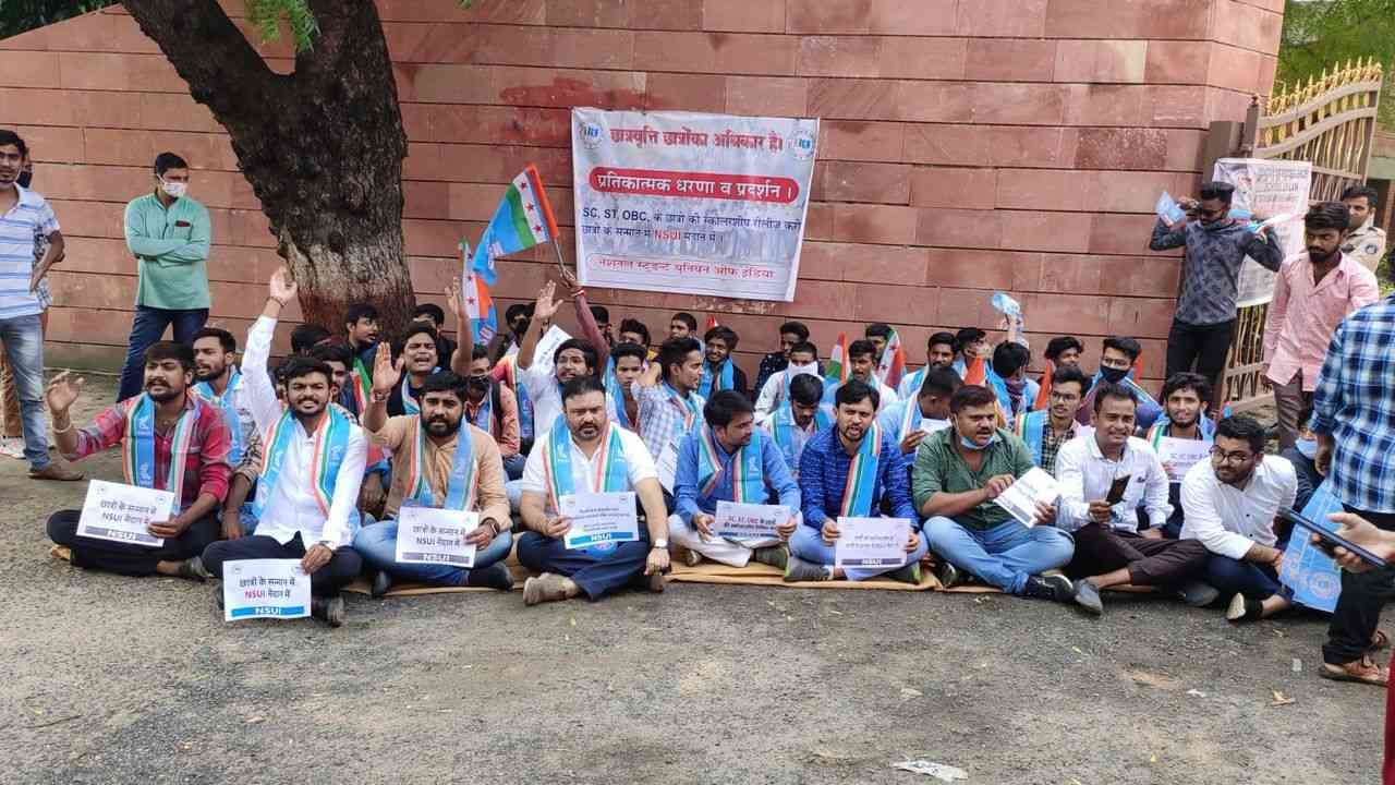 Ahmedabad :  સમાજ કલ્યાણ વિભાગની બેદરકારી, 18 મહિનાથી વિદ્યાર્થીઓ સ્કોલરશીપથી વંચિત