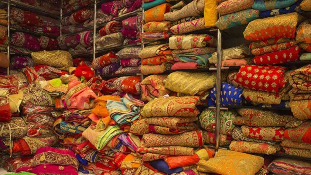Surat : હવે સુરતની સાડીઓ ખરીદવી પણ પડશે મોંઘી, કિંમતોમાં 50 રૂપિયાથી 100 રૂપિયા સુધીનો વધારો