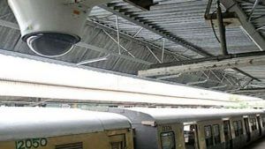 Surat : હવે ગુનેગારોની ખેર નથી, સુરત રેલવે સ્ટેશન હવે 85 જેટલા આધુનિક CCTV કેમેરાથી સજ્જ થયું