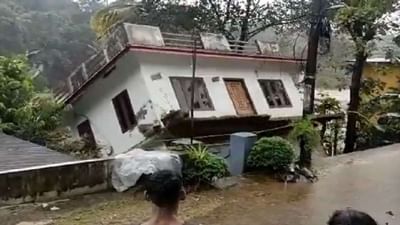 કેરળમાં મેઘાનું તાંડવ !  ભારે વરસાદને પગલે કોટ્ટાયમના મુંડકાયમમાં એક મકાન પૂરમાં ગરકાવ, Videoમાં જુઓ દિલધડક દ્રશ્યો