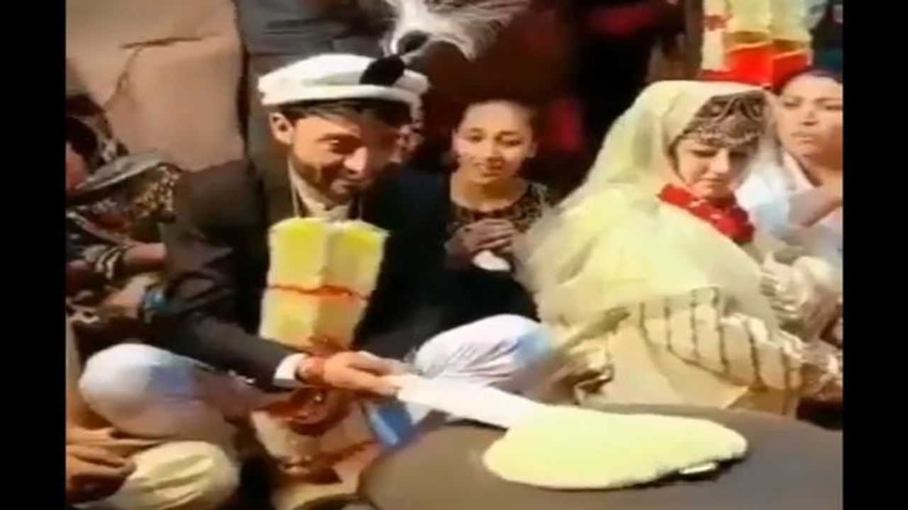 Video : લગ્ન પછીની વિધિ દરમિયાન વરરાજાએ કંઈક આવુ કર્યુ, દુલ્હનની મદદ કરતા આ દુલ્હાને જોઈને તમને પણ હસવુ આવશે