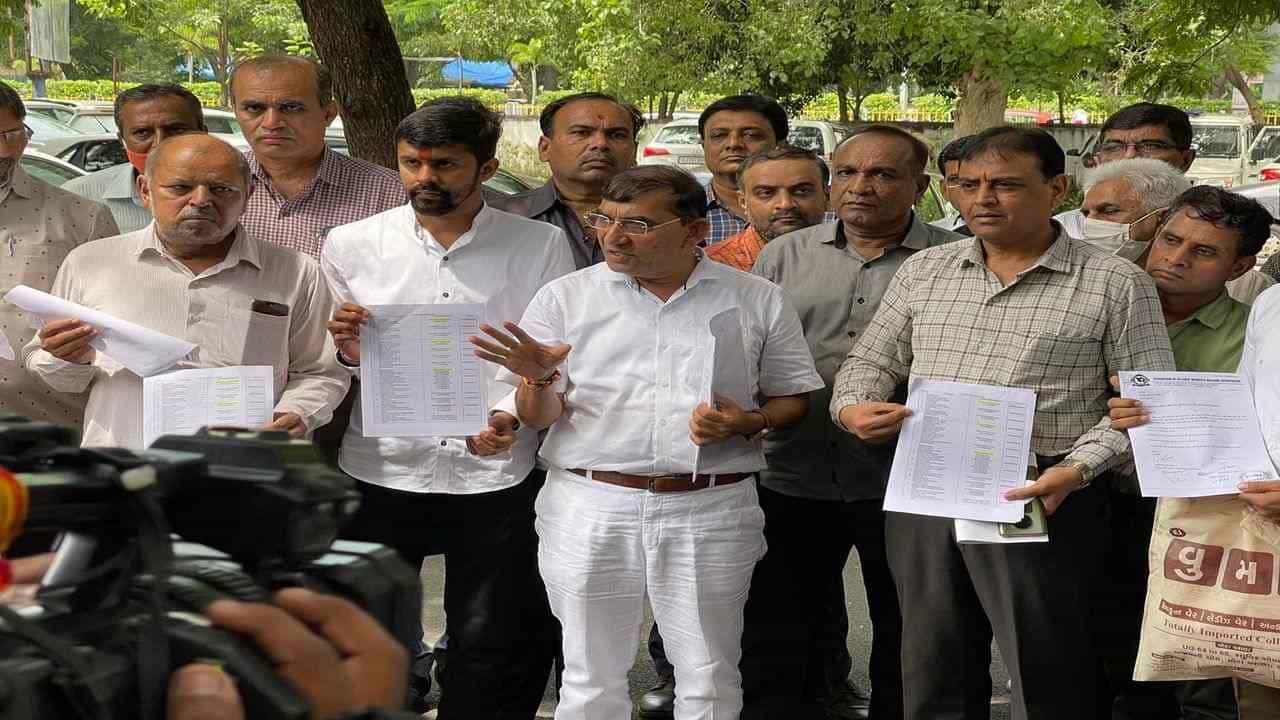 Surat : ટેક્સ્ટાઇલ માર્કેટમાં છેતરપીંડી કરી ઉધમ મચાવનાર 51 ચીટરોની યાદી પોલીસને સુપરત કરાઈ