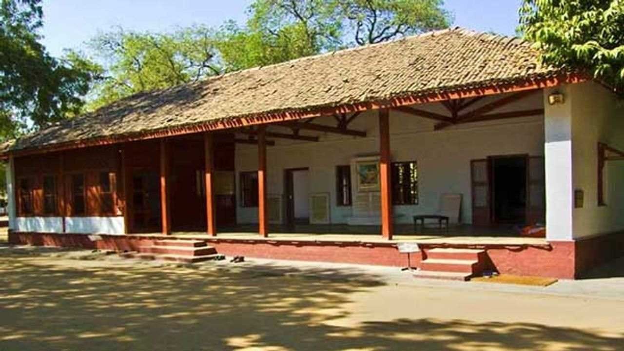 ગાંધી આશ્રમના રી-ડેવલોપમેન્ટ મુદ્દે ગાંધીજીના પ્રપૌત્ર તુષાર ગાંધીની હાઇકોર્ટમાં અરજી