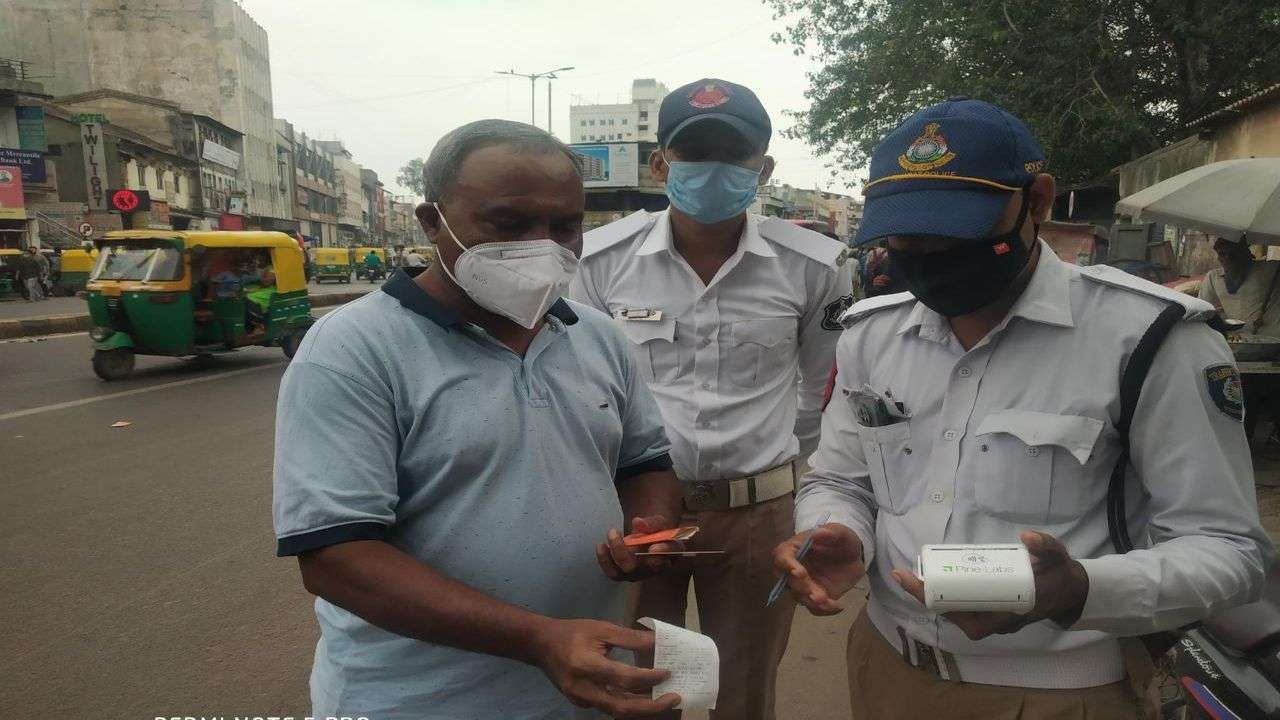Ahmedabad : POS મશીનથી દંડ ભરવામાં લોકો નિરાશ ? ટ્રાફિક પોલીસનો ડિઝીટલ દંડ પ્રોજેકટ ફેઇલ ?
