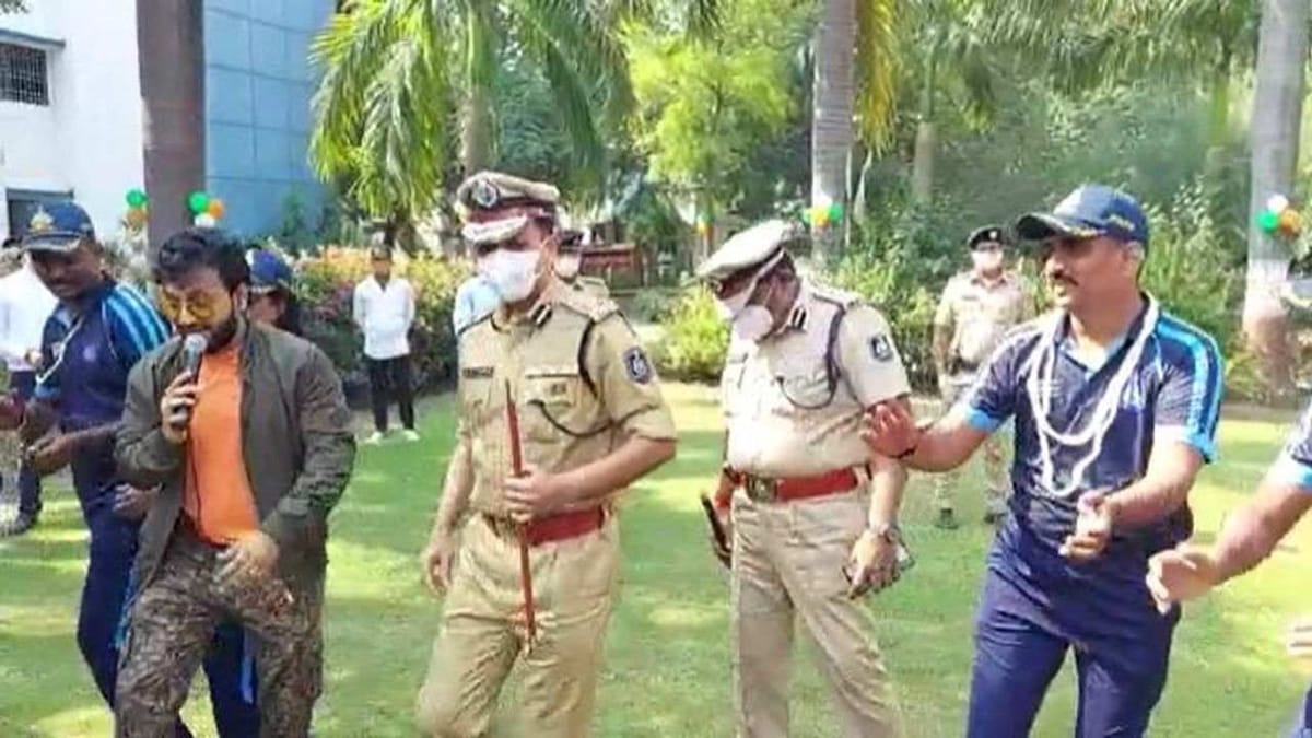 સુરત : એકતા દિવસની ઉજવણી અંતગર્ત બાઈક રેલી યોજાઇ, પોલીસ કર્મચારીઓ ગરબે ઘૂમ્યા