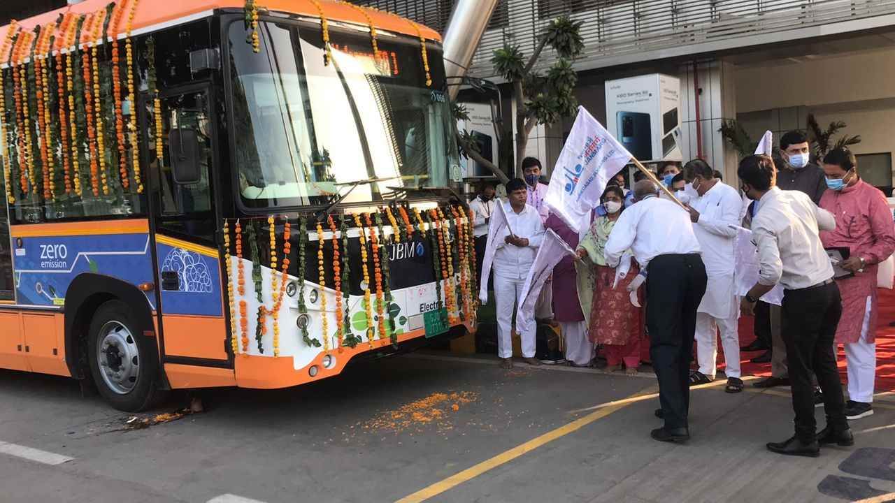 Ahmedabad : AMC દ્વારા BRTS ઉડાન પ્રોજેકટ શરૂ, એરપોર્ટ પર ઓટો-ટેક્સી ચાલકોની મનમાની સામે મુસાફરોને રાહત