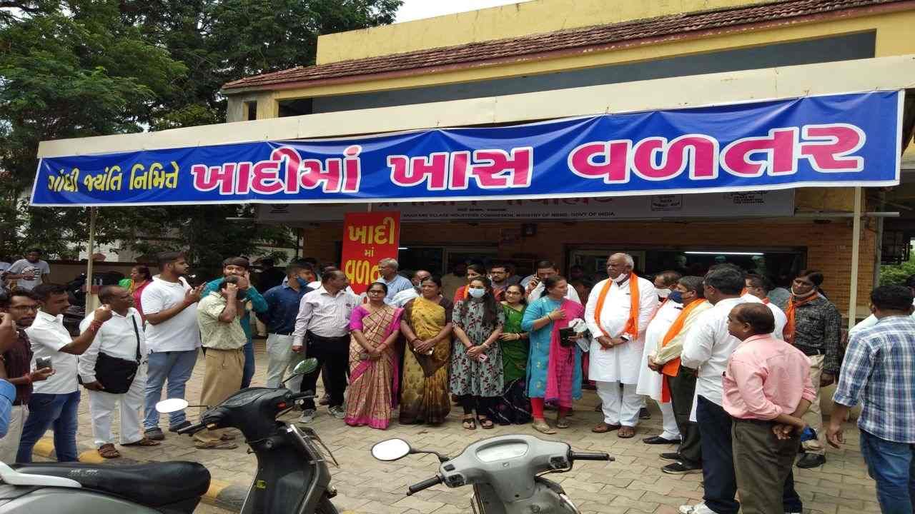 Ahmedabad :  ગાંધી જયંતિ નિમિતે ભાજપ નેતાઓની ખાદીની ખરીદી, તો કોંગ્રેસ નેતાએ ગાંધી આશ્રમની મુલાકાત લીધી